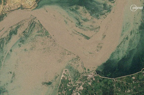 Satellite image of Indus River at Laiqpur in Pakistan during the flood of 2022. Credit: WaterAid/ Planet
